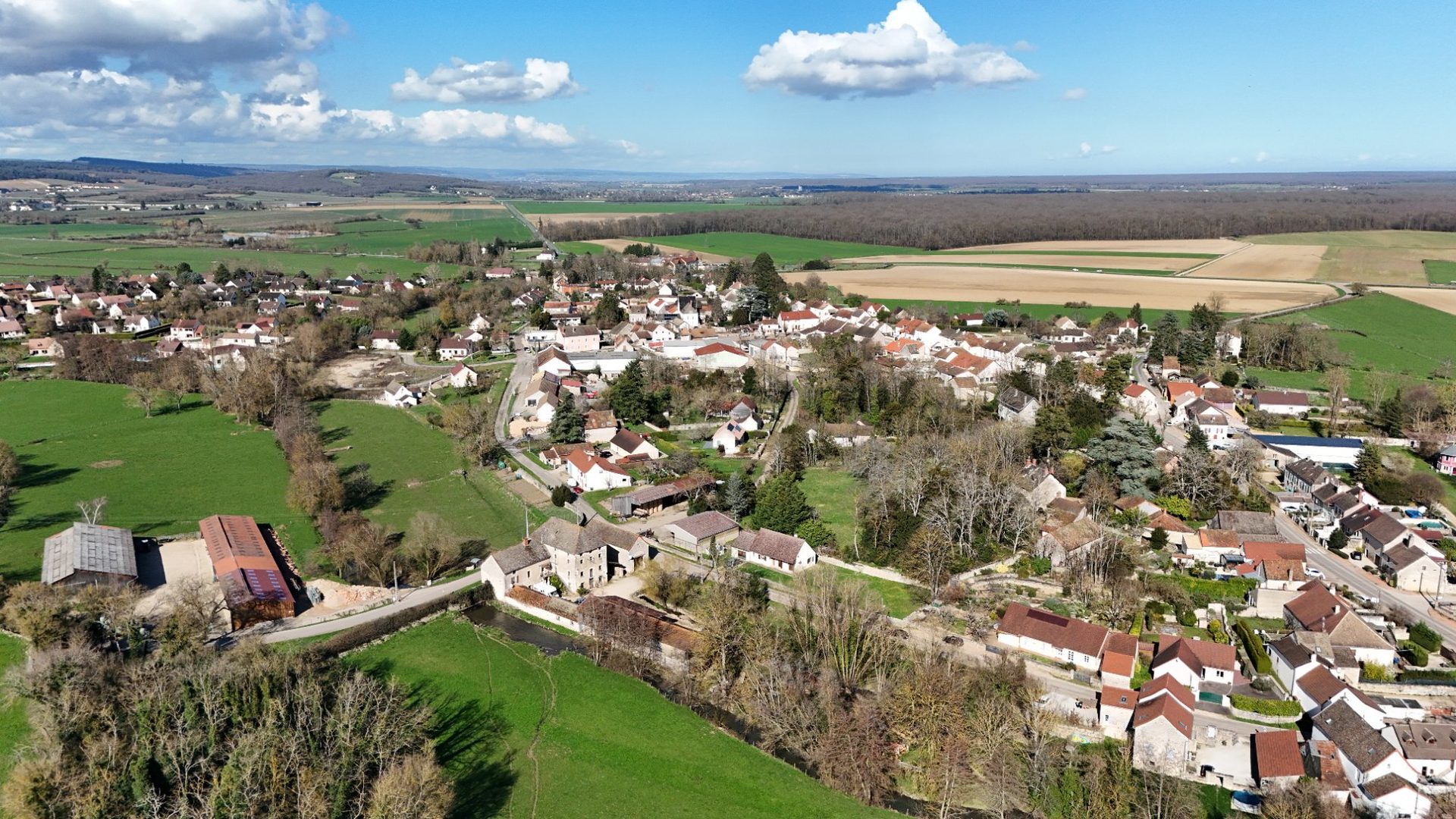 Village avec rivière vue drone Bourgogne