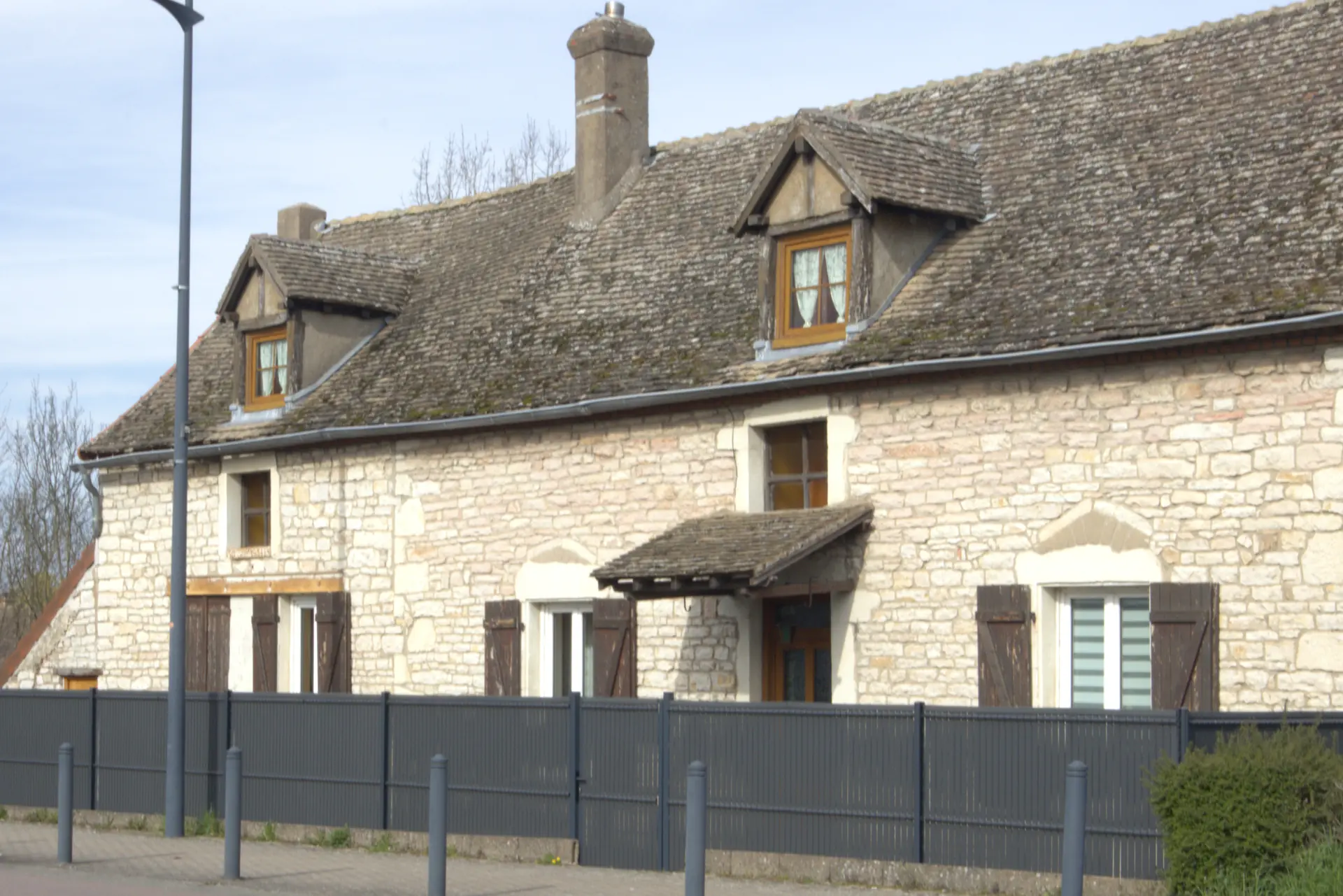 Façade maison de pierre centre médiéval Autun Saône-et-Loire