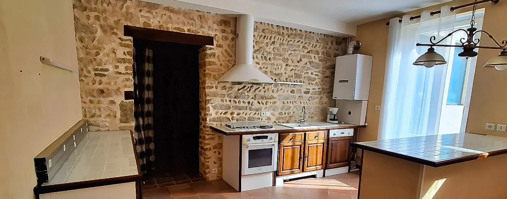 Photographie HDR cuisine avec mur en pierre maison Mâcon Bourgogne